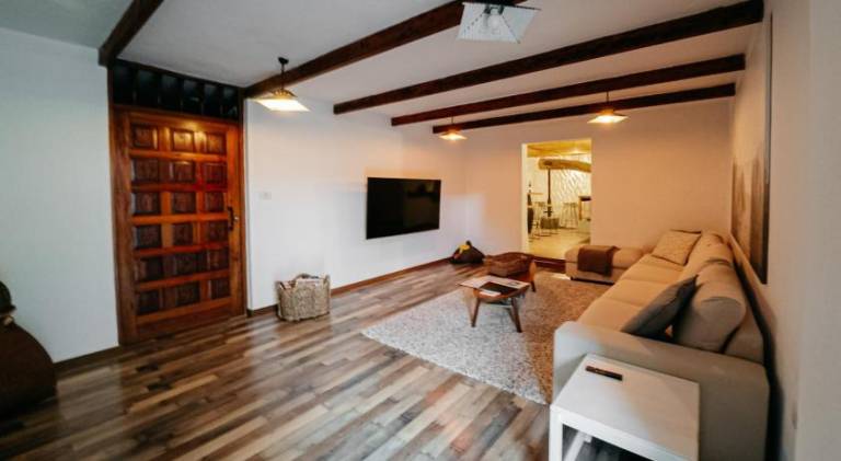 Rental apartment with barbeque, patio & yard — photo 2