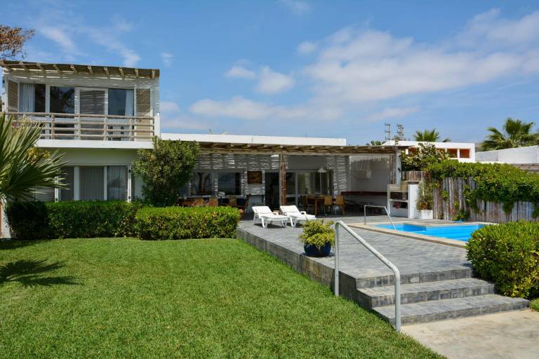 w Modern 5BR with Private Pool in Paracas
