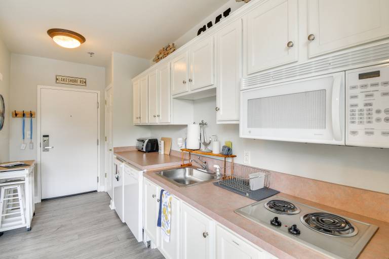 Couple’s Unit w/ Community Perks on Smith Mtn Lake — photo 2