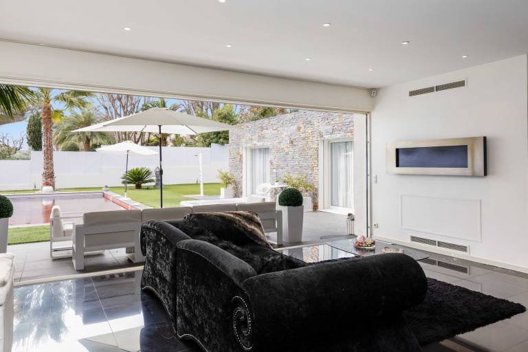 Villa with private pool, yard & terrace — photo 4