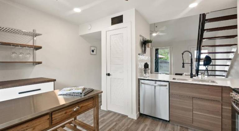 Contemporary Couples Getaway Near Austin Favorites - Loft 21 — photo 5
