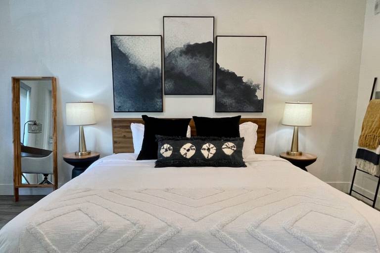 Work Here King Bed Walk Downtown in-unit W/D — photo 2