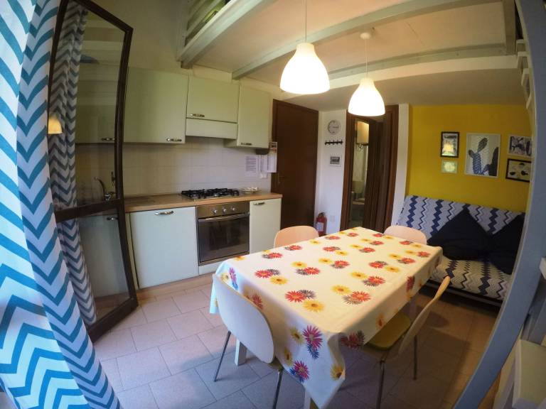 Apartment with barbeque, terrace & yard — photo 4
