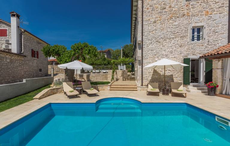 Villa with terrace, barbecue & yard — photo 3