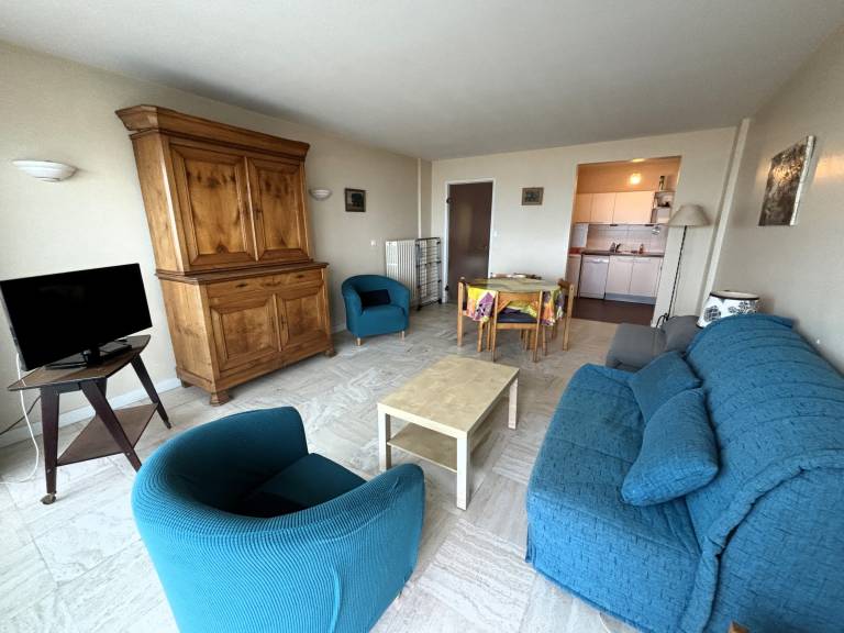 Spacious Studio with Sea View, Near Shops, and Direct Beach Access — photo 5