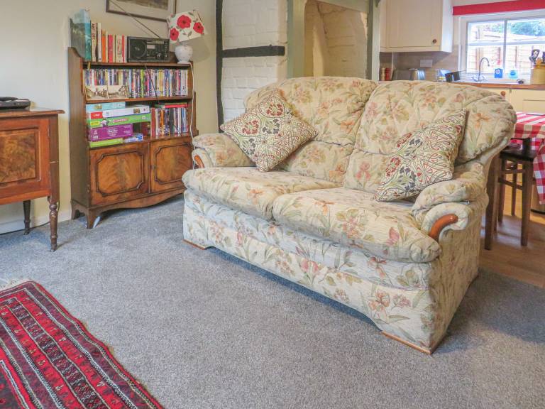 Cottage with garden — photo 4