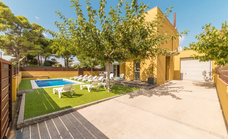 Villa with garden, patio & private pool — photo 2