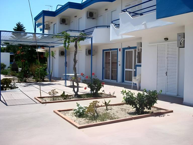 Apartment with patio & yard in Kos