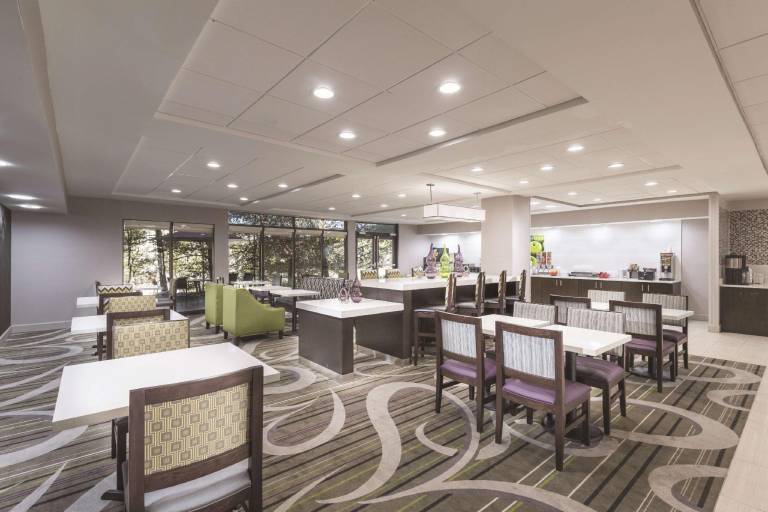 La Quinta Inn & Suites by Wyndham Kennesaw — photo 4