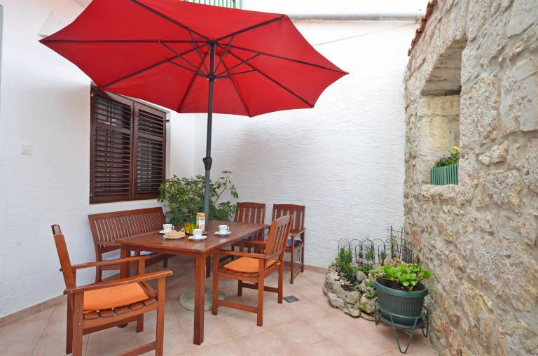 Fully equipped charming apartment with barbeque & patio | Close to the beach | Pet-friendly — photo 2