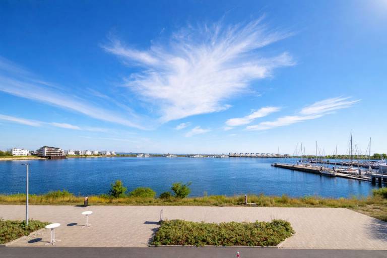 Ostsee-Ferienwohnung "Santiano Flat" in zentraler Lage, direkt am Wasser — photo 2