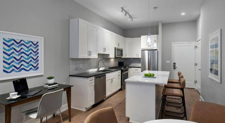 Spacious holiday apartment with yard, BBQ & private pool | Dogs allowed in Plymouth Meeting, PA