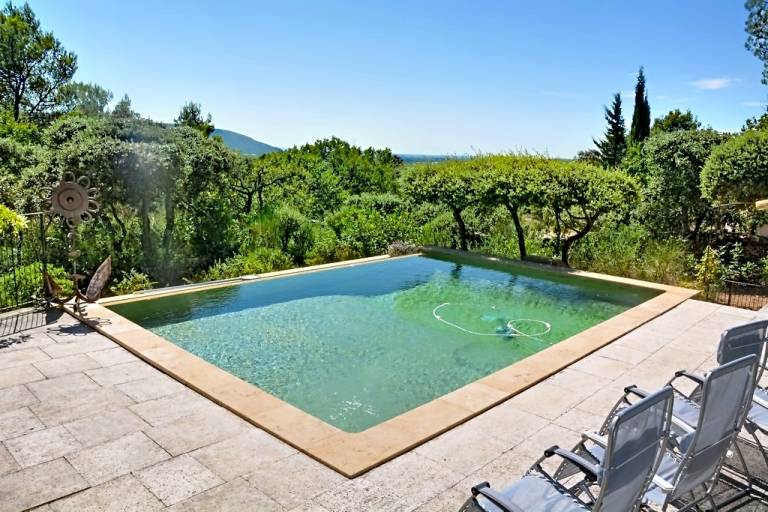 Child-friendly big vacation home with yard, private pool & BBQ | Mountain view | Pets allowed — photo 4