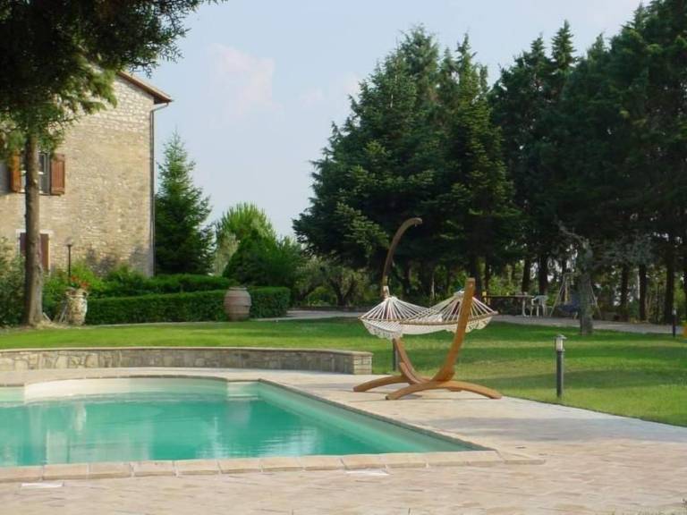 Rental apartment with patio, pool & barbecue in Perugia