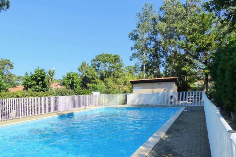 Apartment with terrace, yard & pool in Dax