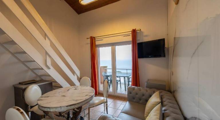 Serviced apartment with patio & pool — photo 3