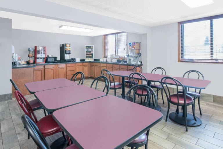Super 8 By Wyndham Watertown — photo 4