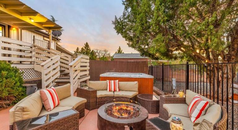 Vacation home with hot tub & pool — photo 5