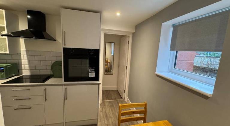Brand-New 2026 Central Oxford Cosy One Bedroom Apt — photo 3