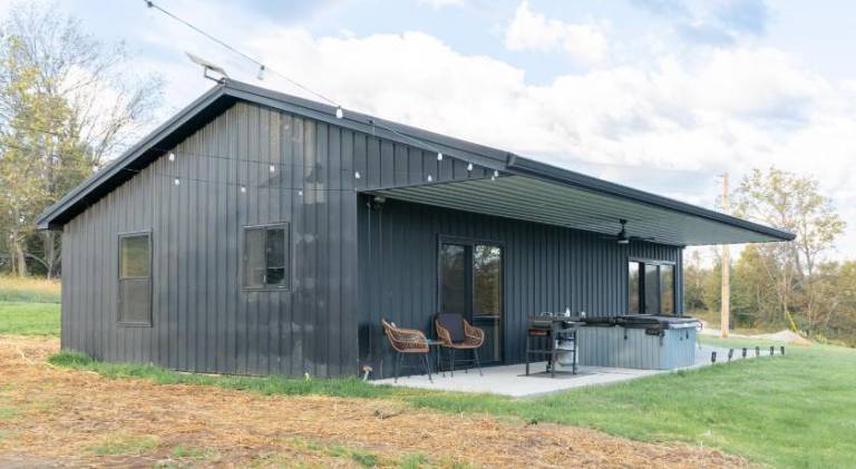 Pleasant house with hot tub | Pet-friendly in Kent, IN