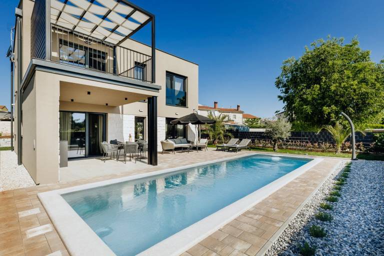 Villa with private pool, patio & yard — photo 4