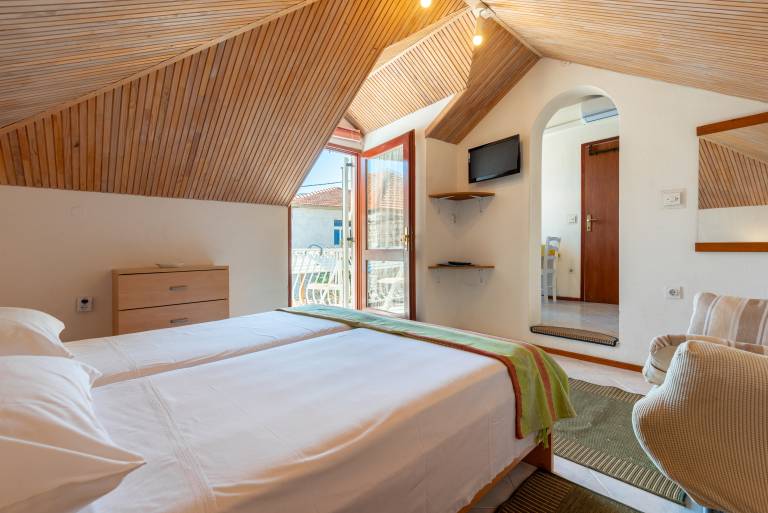Studio flat with balcony Jelsa, Hvar (AS-11319-b) — photo 4