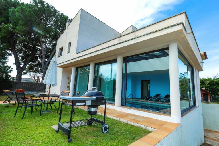 Family-oriented villa with barbecue, yard & private pool | Pets are welcome — photo 3