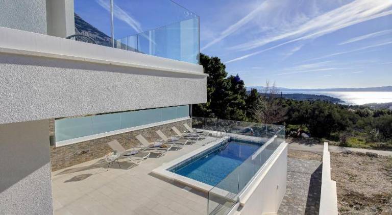 Villa with pool — photo 4