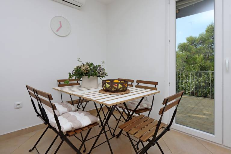 Holiday apartment with patio, yard & BBQ — photo 4