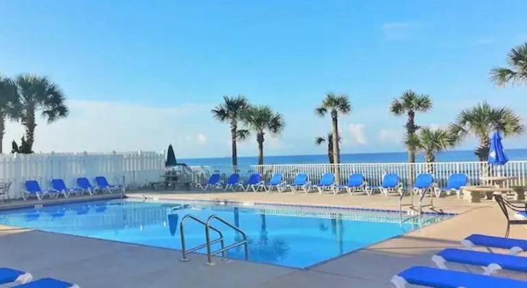 House with BBQ & heated pool in Bay City, AL