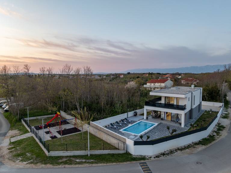 Family-oriented villa with terrace, barbeque & pool | Pets allowed — photo 5