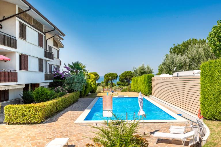 Fully equipped nice holiday apartment with yard, patio & pool | Pets allowed in Bardolino