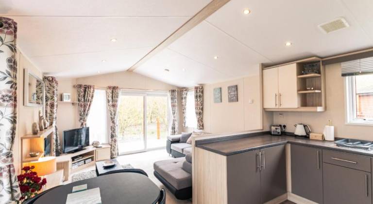 Lodge with jacuzzi & patio — photo 2