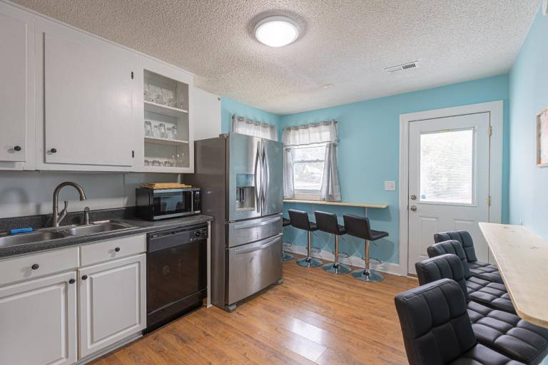 Fully equipped house with patio, barbecue & yard | Close to the beach | Perfect for remote work | Pets are welcome — photo 3