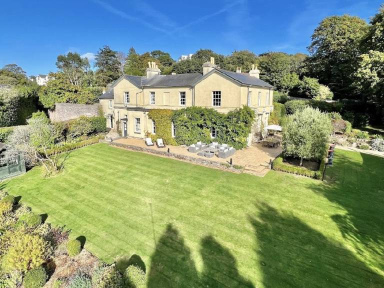 Family-friendly nice cottage with yard, jacuzzi & barbeque | Beach view | Pets allowed in Paignton