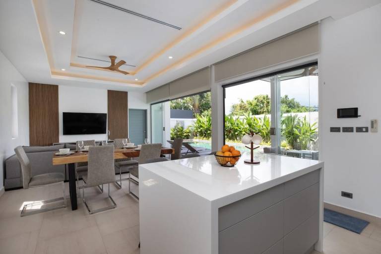 Fully equipped pleasant vacation home with grill & pool | Beach nearby | Perfect for remote work | Dogs allowed — photo 2