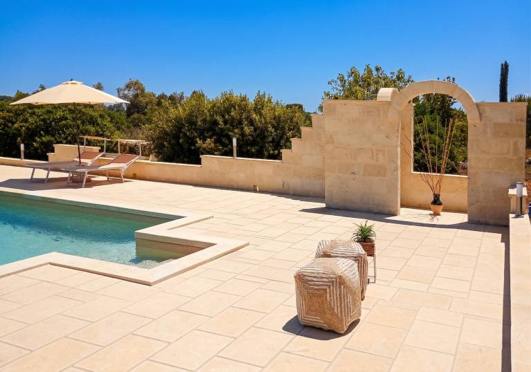 Villa with garden — photo 3