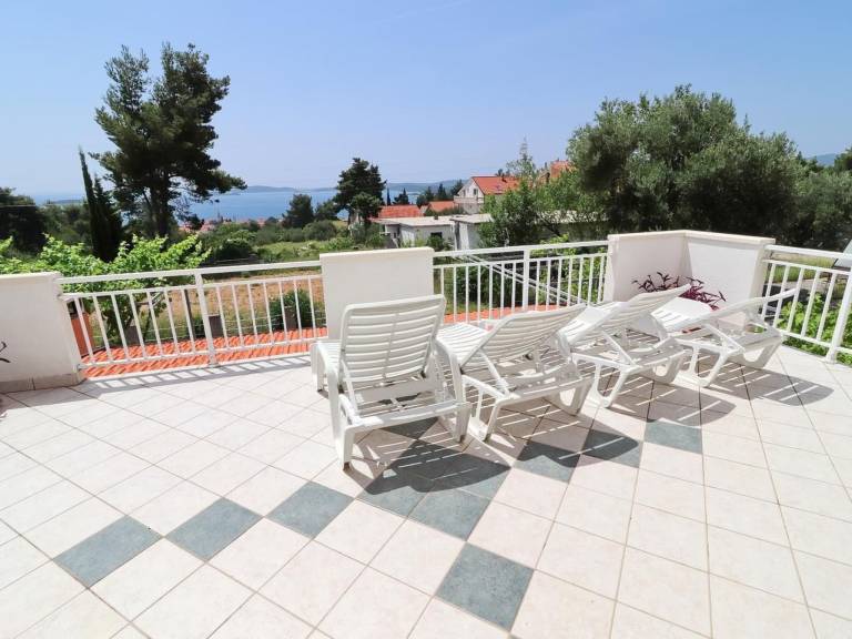 Holiday apartment with garden, patio & barbeque — photo 4