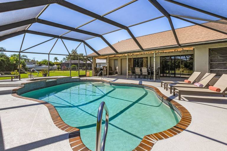 Vacation home with garden, grill & private pool — photo 2