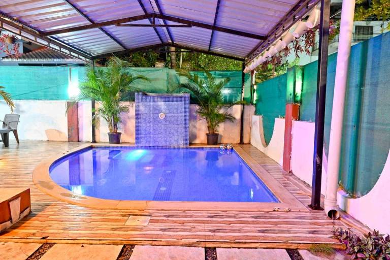Villa with yard & pool — photo 3