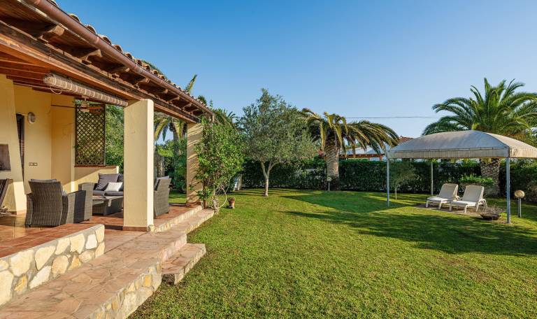 Villa with grill, garden & terrace | Garden view — photo 4
