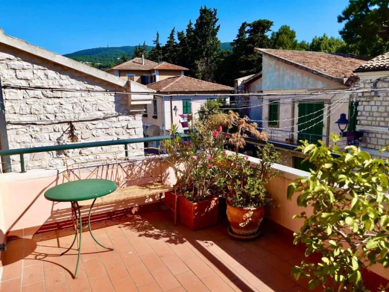 Rental apartment with terrace | City view — photo 4