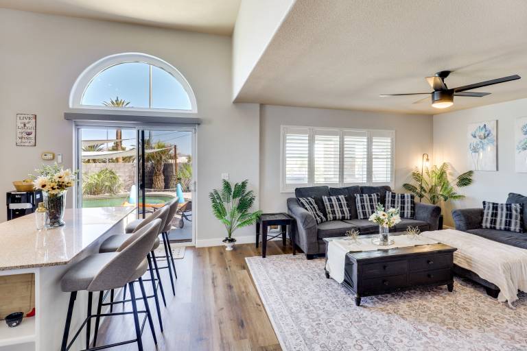 Outdoor Entertaining Space: Family Henderson Home — photo 4