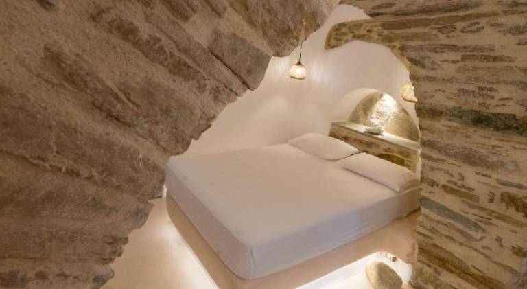 Cave Dame in Tinos