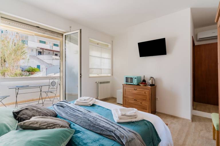 Private room with fast internet & patio | City view | Next to the beach | Pet-friendly — photo 3