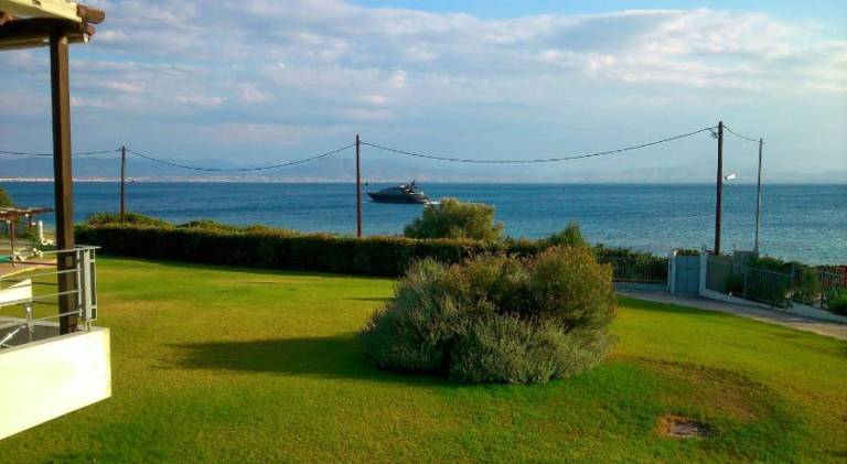 Beautiful house by the sea, Loutraki Skaloma. in Loutraki-Agioi Theodoroi