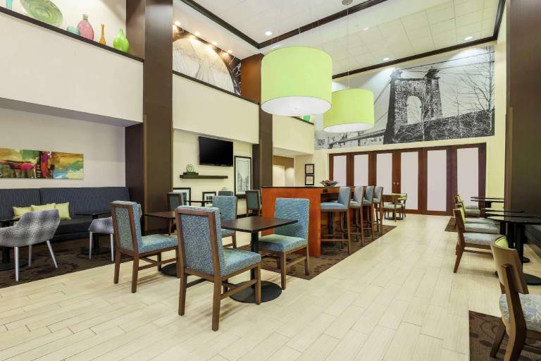 Hampton Inn & Suites Wheeling-The Highlands — photo 2