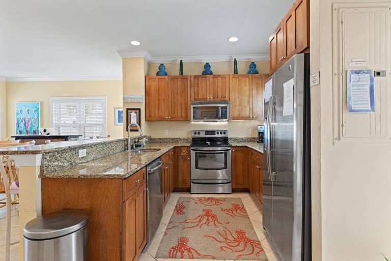 Family-oriented house with barbeque, heated pool & patio | Water view | Pets allowed — photo 3