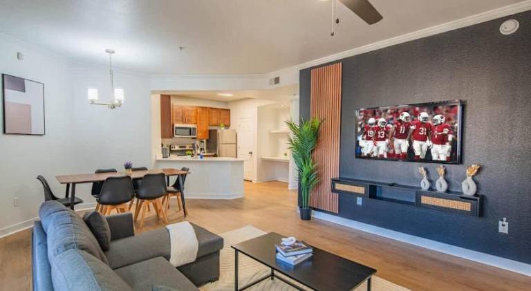 Lavish 3BD King Bed With Pool, Hot Tub, Gym, Parking in Glendale, AZ