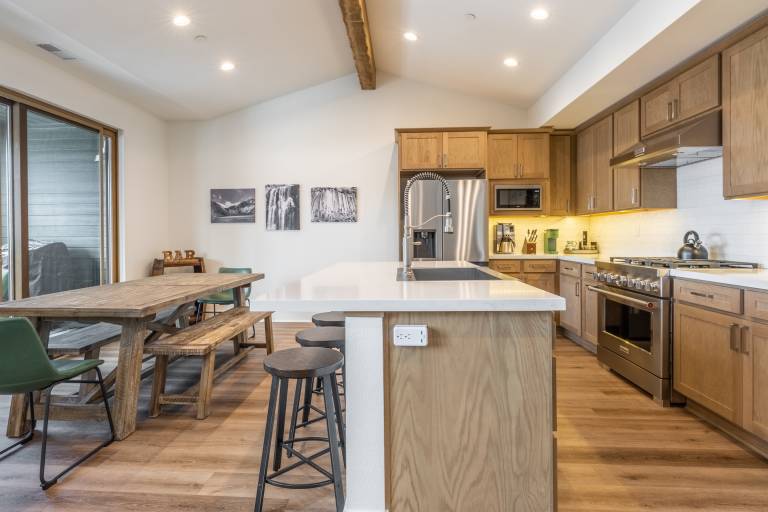 Snowcreek Creekhouse 1463 - Newly Built 3 Bed 2.5 bath, 2 Car Garage Sleeps 8 — photo 5